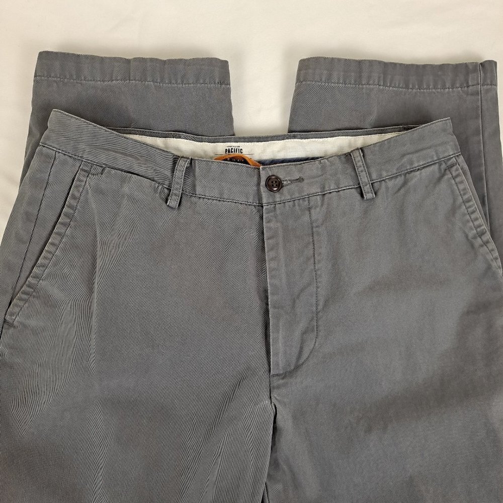 Dockers Field Khaki Size 33 x 30 Gray Flat Front Pants Straight Leg 5 Pocket